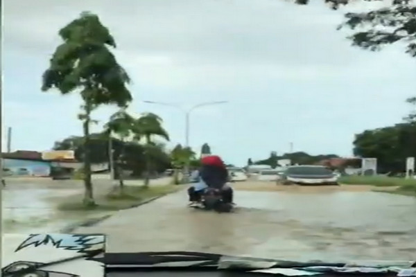 Banjir Tak Surut, Bupati Indramayu Perintahkan Bongkar Jalan