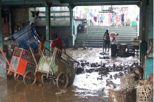 Pasar Jambu Dua Bogor diterjang luapan air Sungai Ciliwung