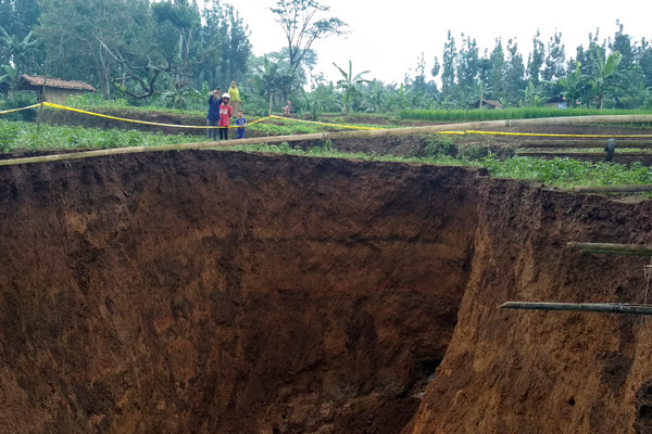 Warga Kecamatan Kadudampit dikejutkan oleh lubang raksasa