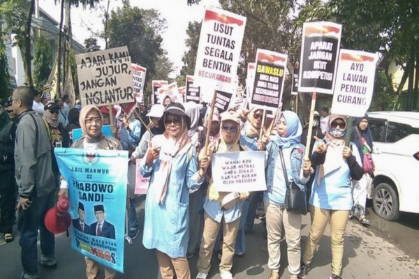Relawan Prabowo-Sandi gelar aksi di depan Bawaslu Jabar