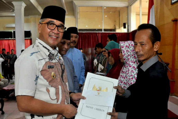 Pemkab Cirebon Santuni Ahli Waris Petugas KPPS yang Wafat