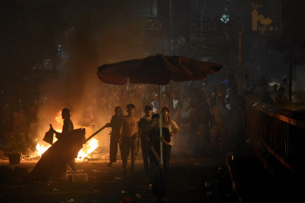 Massa dan Polisi Bentrok, Gas Air Mata Ditembakkan