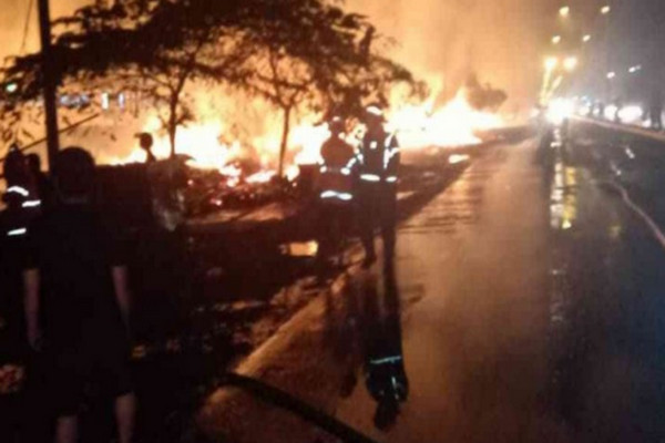 Gudang Terbakar, Petugas Kerahkan 14 Mobil Damkar