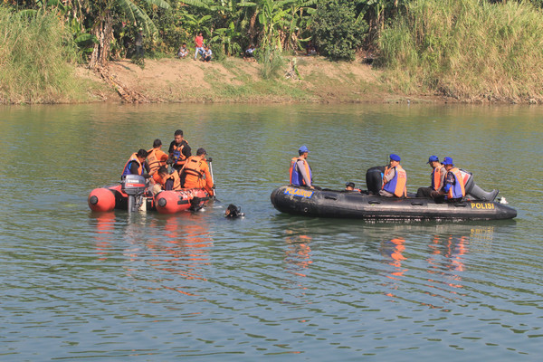 Evakuasi Bangkai Pesawat di Sungai Cimanuk Gunakan Drum