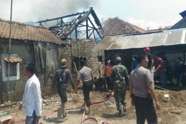 Korsleting Listrik, 8 Rumah di Kampung Jukut Terbakar