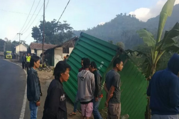 Ganjal Ban Tak Kuat, Truk Kontainer Mundur Tabrak Rumah dan Warung