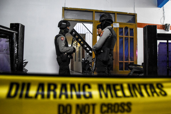 Diduga Tempat Merakit Bom, Petugas Geledah Kontrakan di Cimahi