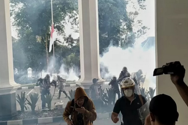 Aksi Massa di Depan Gedung DPRD Jabar Kembali Rusuh 