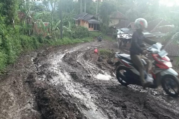Warga Desa Kecamatan Campaka Minta Perbaikan Jalan