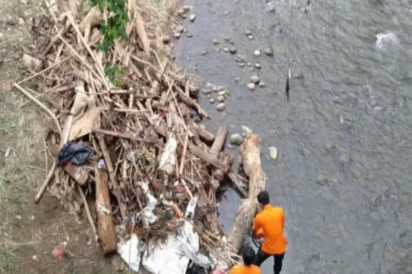 Tim Gabungan Bersihkan Sungai Ciliwung