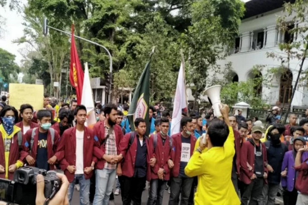 Mahasiswa Aksi di Depan Gedung Sate Bandung