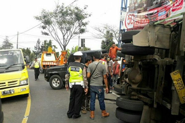 Diduga Rem Blong, Truk Boks Hantam Mobil di Ciloto