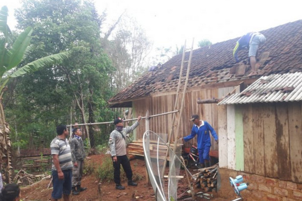 Belasan Rumah di Sukabumi Rusak Diterjang Puting Beliung