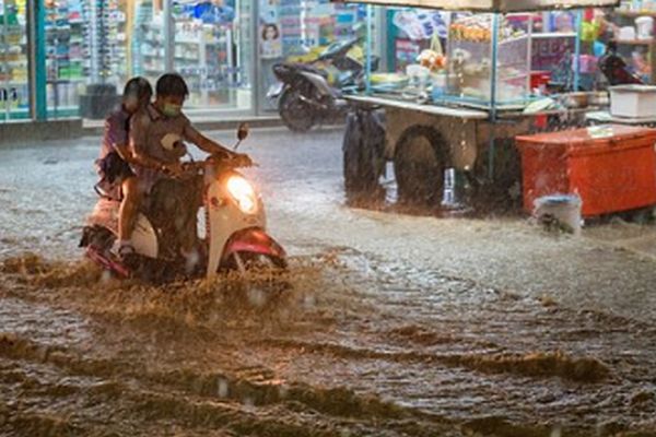 Banjir Sempat Putus Akses Jalan Raya Kamasan Bandung
