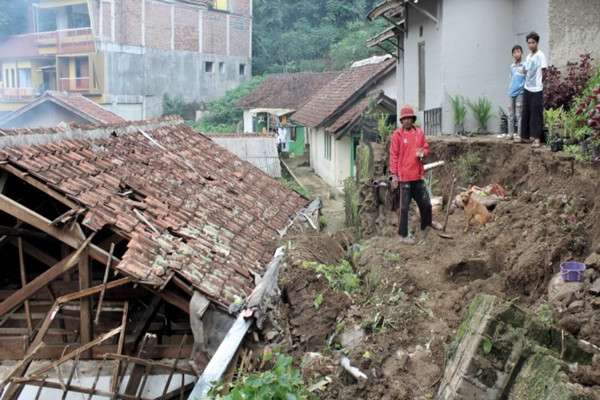 Rumah Kosong di Cihideung Bandung Barat Tertimpa Longsor