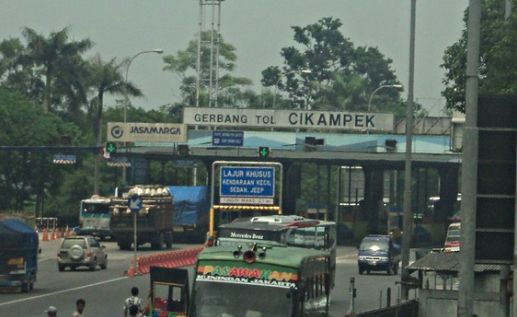 'One Way' Berlaku, Tol Jakarta-Cikampek Mulai Memadat