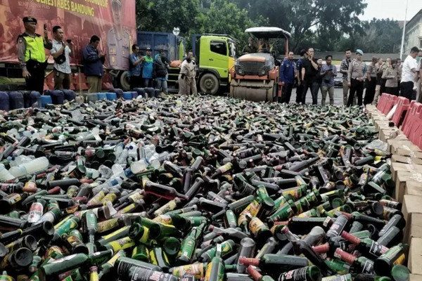 Ribuan Botol Miras Dimusnahkan Polrestabes Bandung
