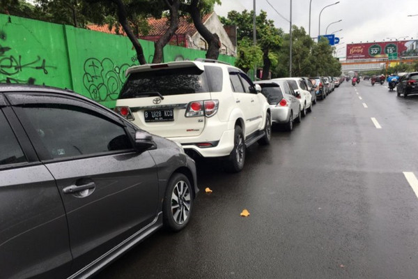Cegah Mobil Hanyut, Warga Bekasi Parkir Mobilnya di Jalan Jenderal Ahmad Yani