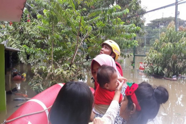 PMI Kerahkan 400 Relawan Tangani Korban Banjir Jabodetabek