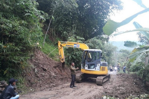 Kemen PUPR  Kirim Alat Berat Bersihkan Longsor di Kabupaten Bogor