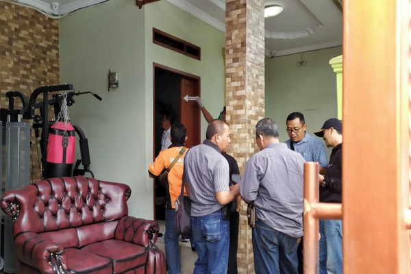 Petugas Inafis Periksa Rumah Ibu Penyanyi Rizky Febian di Bandung