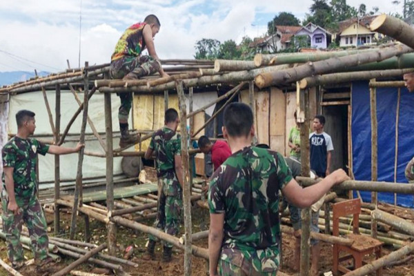 Terdampak Longsor, Warga Desa Cileuksa Terima Bantuan Tenda Bambu