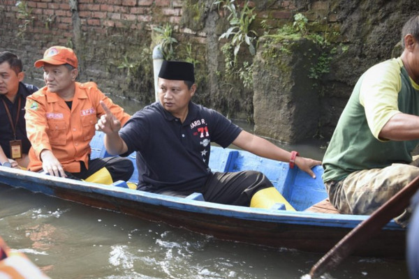Wagub Jabar Serahkan Bantuan Logistik untuk Korban Banjir