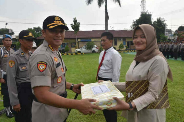 Polresta Cirebon Beri Penghargaan untuk Gadis Peringkus Rampok