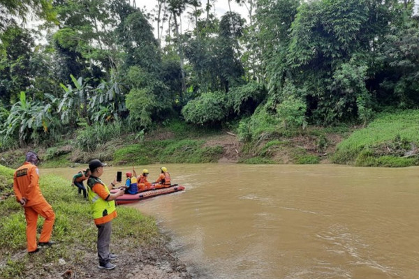 Petugas Gabungan Ciamis Cari Korban Hanyut di Sungai