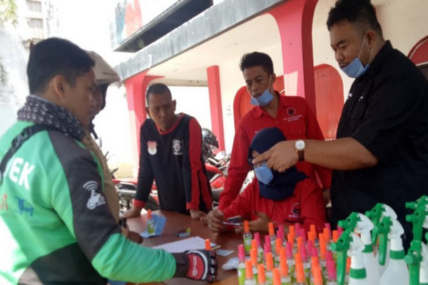 PDIP Garut Bagikan 'Hand Sanitizer' ke Pekerja Jalanan