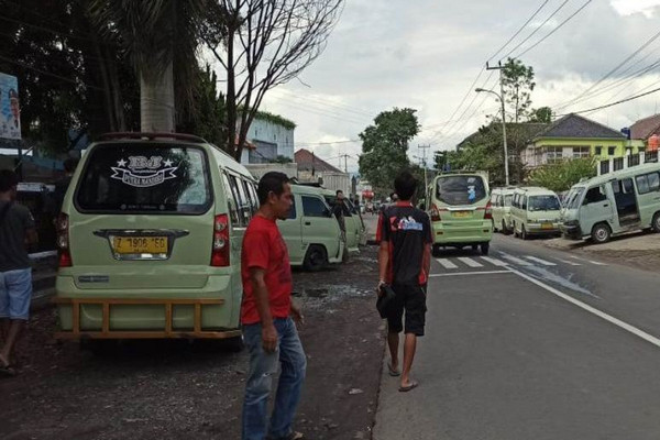 Protes Mobil Omprengan di Garut, Ratusan Sopir Angkot Gelar Aksi Mogok