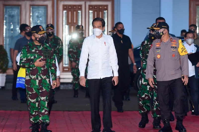 Kunjungan ke NTT, Jokowi ajak masyarakat pakai masker