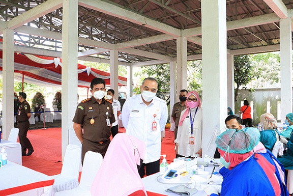 1.000 Warga Ikuti Gebyar Vaksinasi Gelaran Pemkab Tangerang - Kejari