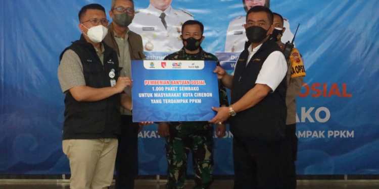 Bantu Warga Terdampak PPKM, Pemkot Cirebon Berikan Bantuan Paket Sembako