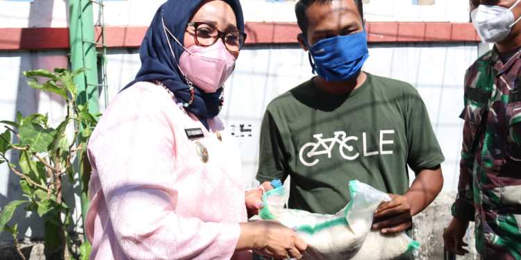 Pemkot Cirebon Salurkan Bantuan Beras Kemensos