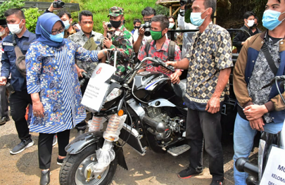 Bantu Para Petani, Bupati Bogor Berikan Bantuan Alat Pertanian & Asuransi