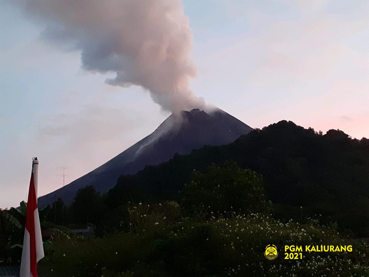 Gunung Merapi Lontarkan Lava Pijar Sejauh 1,5 Kilometer