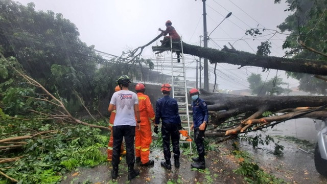 Cuaca Ekstrem Landa Depok, Damkar Siagakan Personil 24 Jam