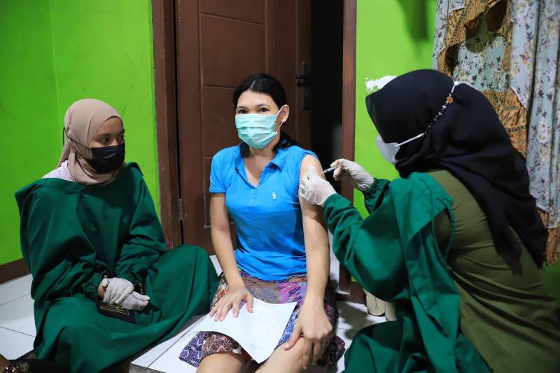 Percepat Herd Immunity, Pemkot Tangerang Gencarkan Vaksinasi Door to Door