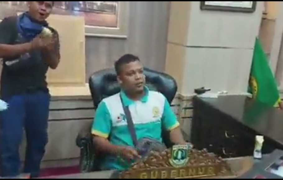 Buruh Terobos Masuk Kantor dan Duduki Kursi Gubernur Banten
