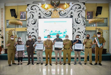 Pemkab Bandung Beri Bantuan 200 Unit Timbangan Elektronik