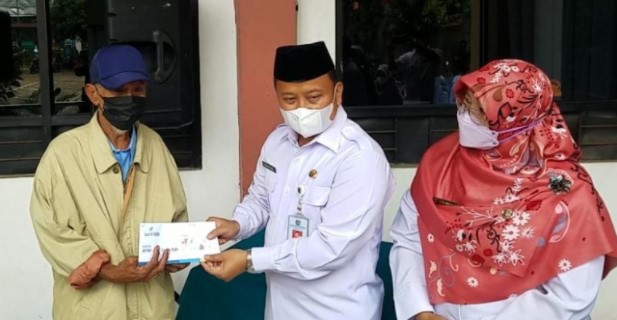 130 Warga Bojongsari Depok Terima Kartu Bantuan Pangan Kota