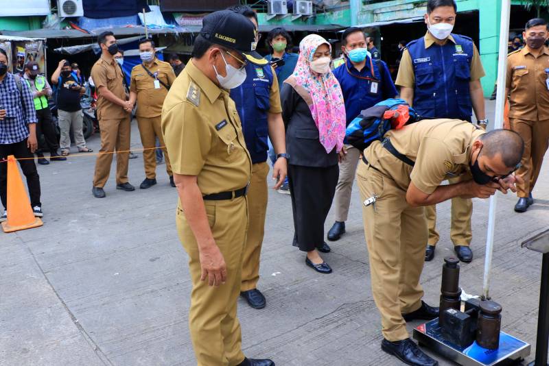 Pemkot Tangerang Distribusikan 10 Ton Minyak Goreng Curah untuk Pedagang di Pasar Anyar