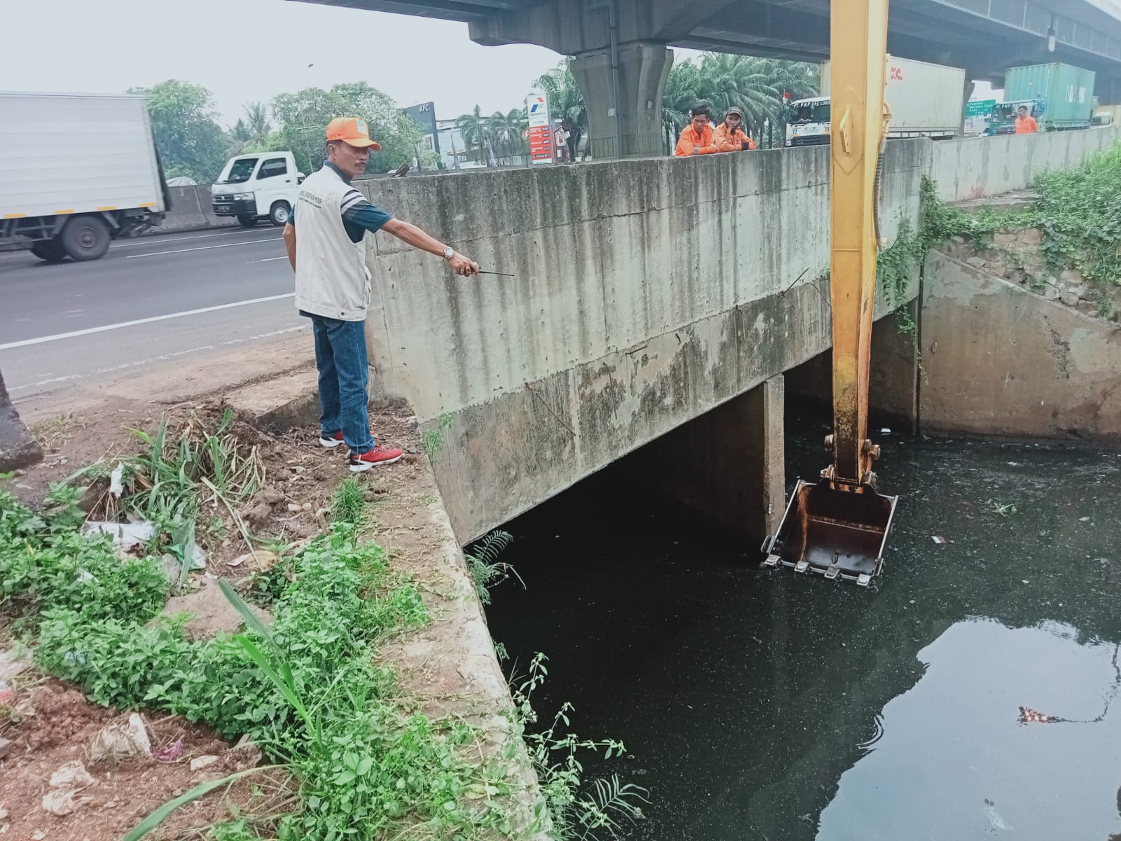 Antisipasi Banjir, Pemkab Bekasi Bersihkan Sampah di Kali Jambe