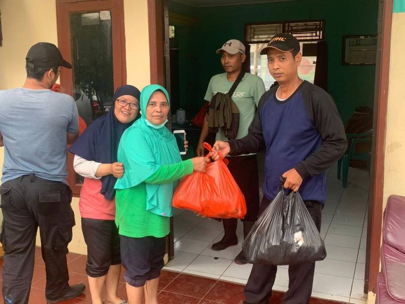Dinsos Kota Tangerang Bagikan Nasi Bungkus bagi Masyarakat Terdampak Banjir