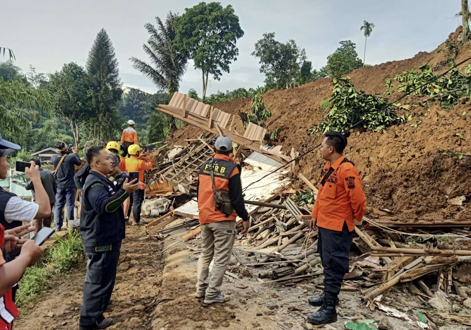 BPBD Kabupaten Bekasi Koordinasi dengan Pusdalops Cianjur Salurkan Bantuan Penanganan Gempa