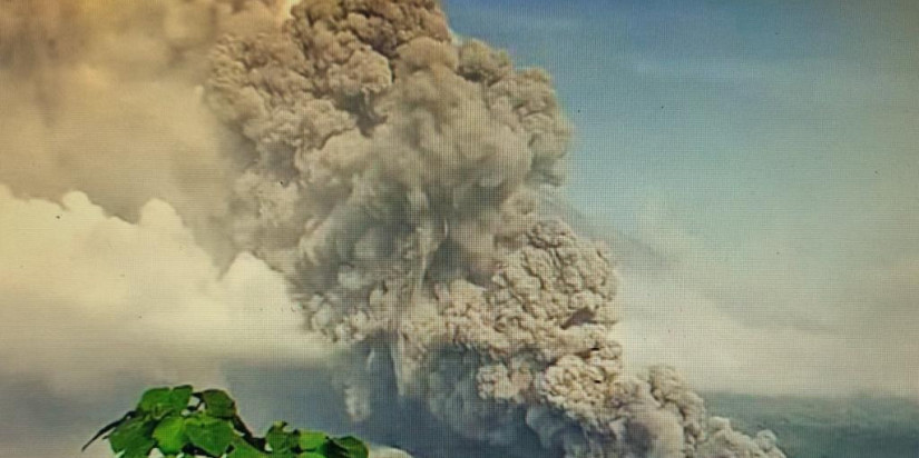 Luncuran awan panas hingga 13 km, Gunung Semeru naik status jadi awas