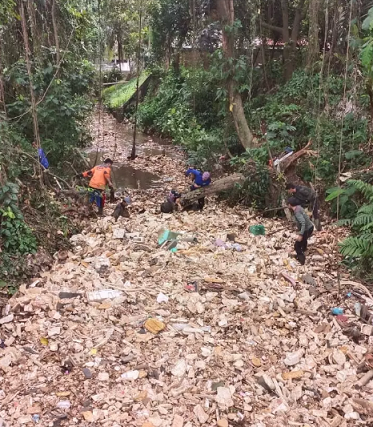 DPUPR Depok Angkat Sampah di Kali Cabang Barat Krukut