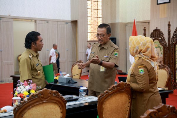 Pj. Gubernur Pastikan Harga Kebutuhan Pokok di Banten Terkendali 