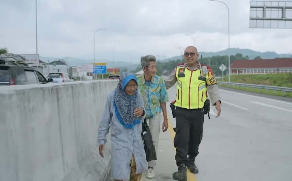 Sepasang Lansia Nekat Jalan Kaki di Tol Cisumdawu Sumedang demi Bertemu Cucu